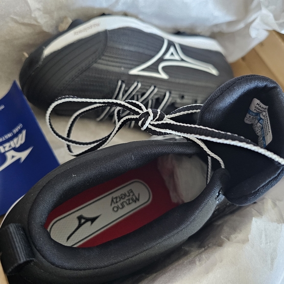 MIZUNO SWEEP 6 MID WOMEN'S METAL SOFTBALL CLEAT Tough and incredibly lightweight - Picture 11 of 16